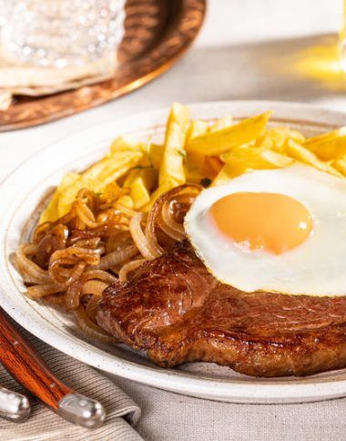 Bife a cavalo com batata frita